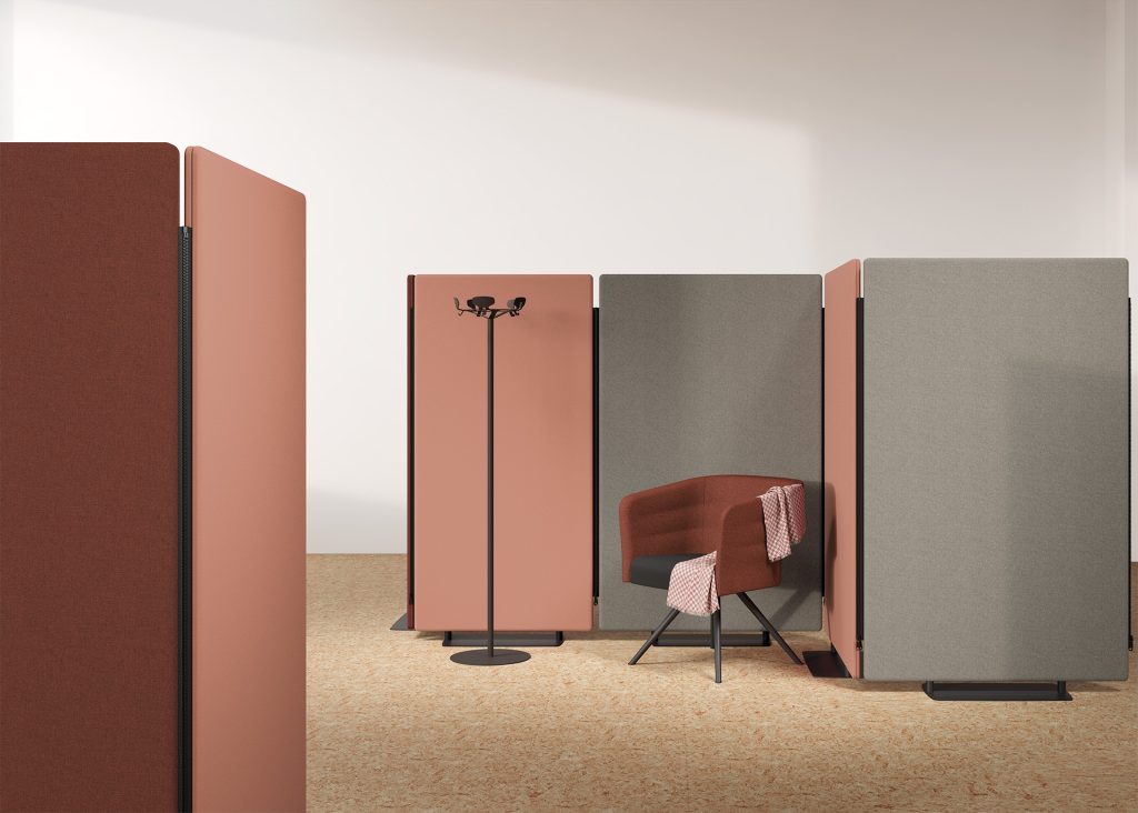 Espace d'accueil avec des cloisons acoustiques en tissu modulables qui permettent de structurer l'espace.