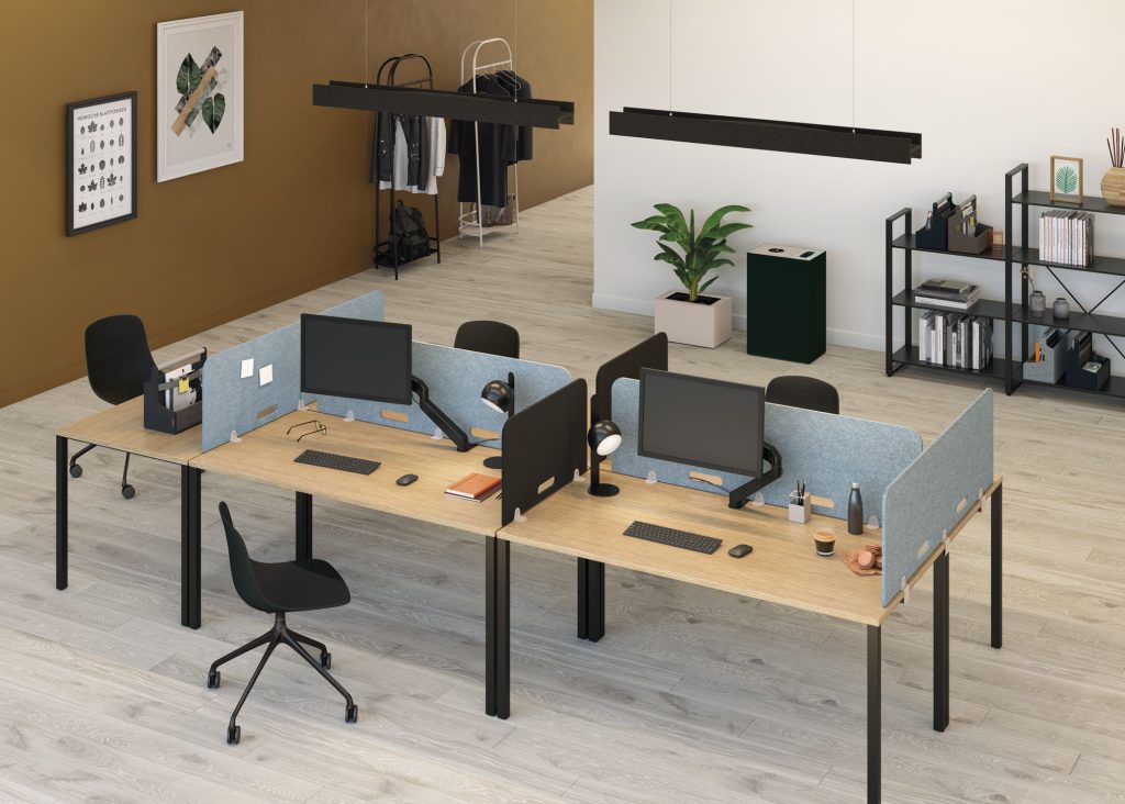 Espace avec 4 bureaux séparés par des écrans acoustiques en feutre PET colorés.