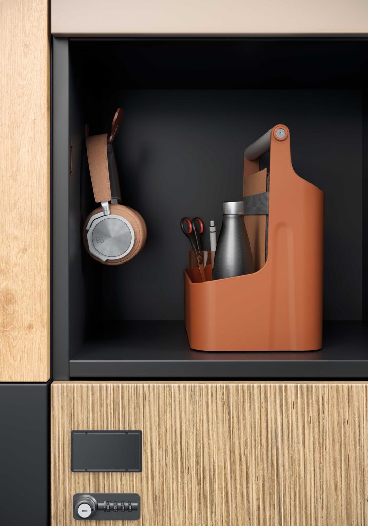 YouMe toolbox vue de profil dans un casier de rangement. La toolboxe est terra cotta avec des objets à l'intérieur.