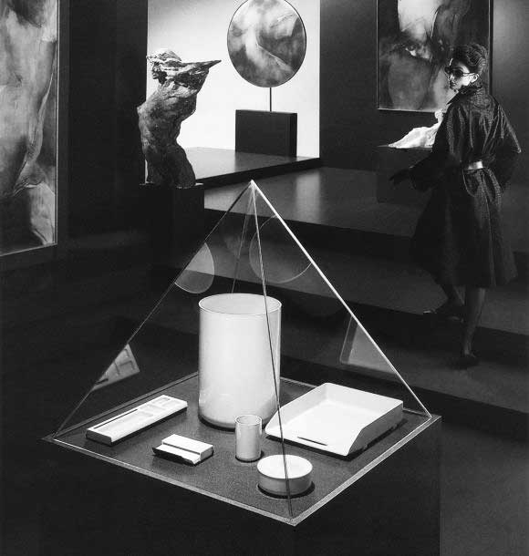 Présentation de la première gamme d'accessoires Manade en vitrine en forme de pyramide, comme au Louvre. Photo en noir & blanc