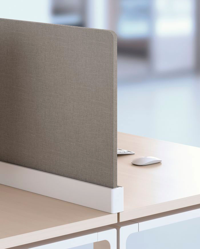 Focus sur l'écran acoustique de séparation posé sur bureau.