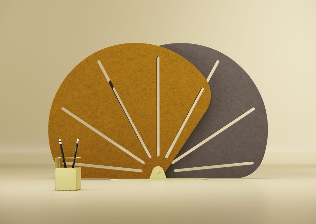 Studio background with pencil holder in the foreground and 2 superimposed acoustic screens made of PET felt in the background.