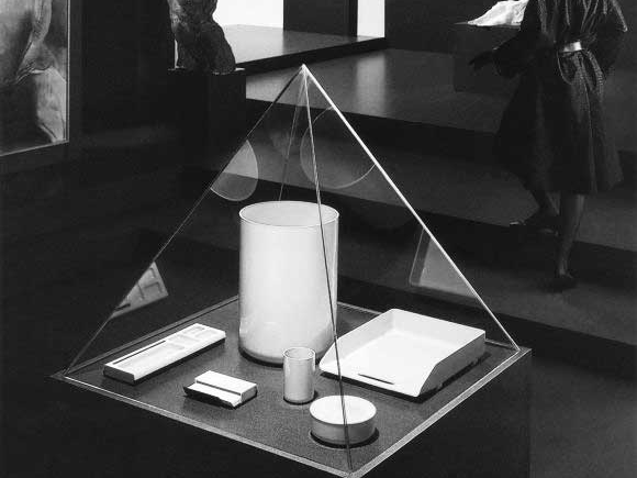 Première 
                        collection d'accessoire de bureau de Manade présentée comme dans un musée, photo en noir et blanc.