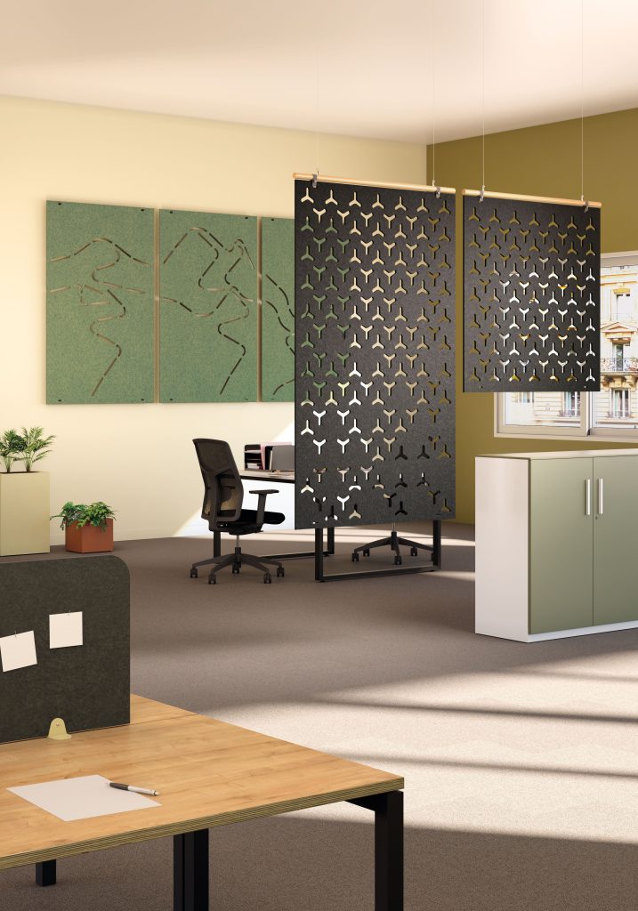 Image d'ambiance d'un bureau avec deux claustras acoustiques ajourés en feutre PET suspendus au plafond avec une tringle en bois. Dans le fond, des panneaux muraux acoustiques ajourés vert en feutre PET.