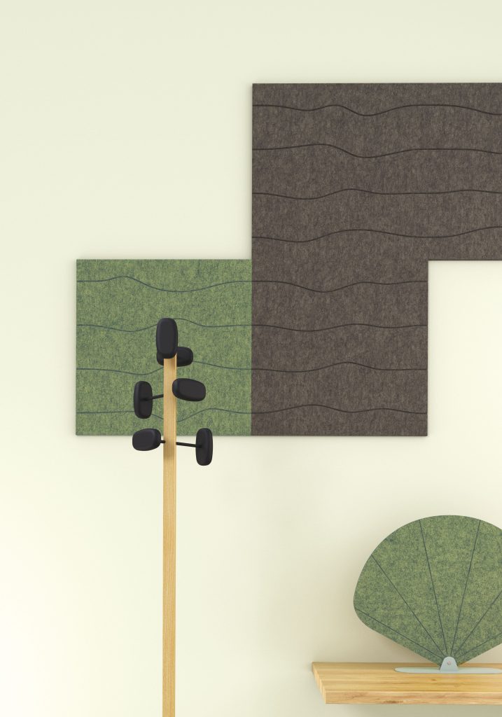 Portemanteau placé devant un mur avec 3 panneaux acoustiques muraux en feutre PET.