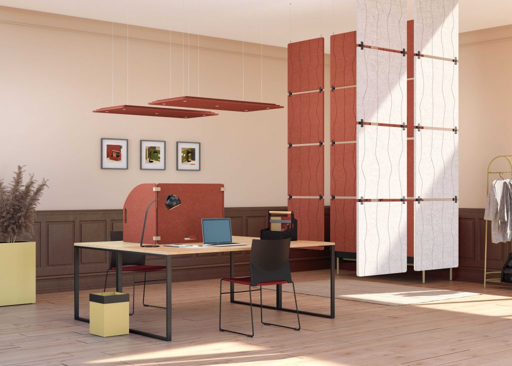 Ambient image of an office with several acoustic products in PET felt : acoustic curtains suspended from the ceiling, acoustic lighting suspended from the ceiling, acoustic screen placed on the desk.