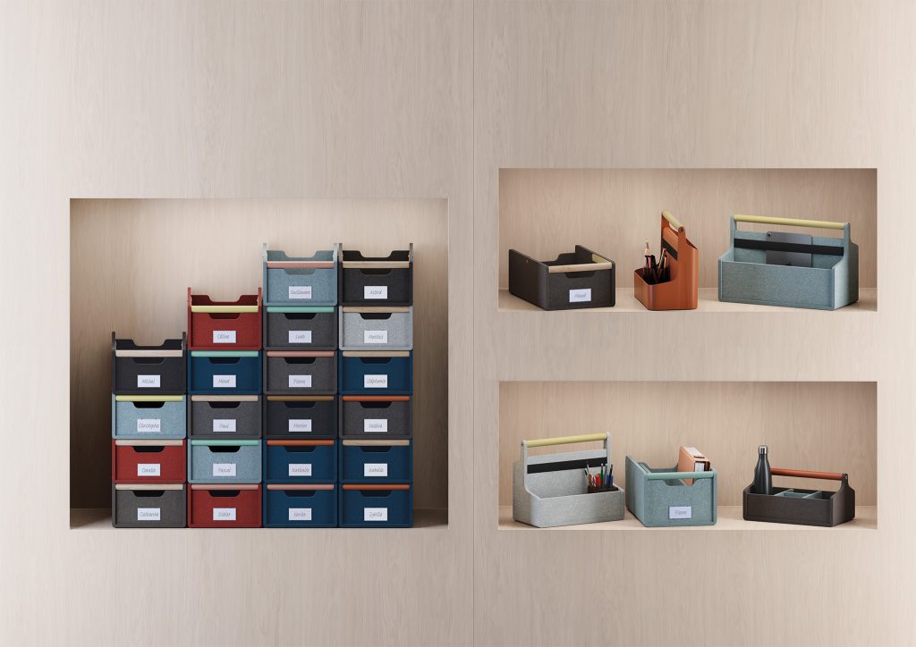 Image d'un mur en bois avec de grandes niches dans lesquelles sont disposées plusieurs toolboxes en feutre PET de différentes couleurs, tailles et formes.