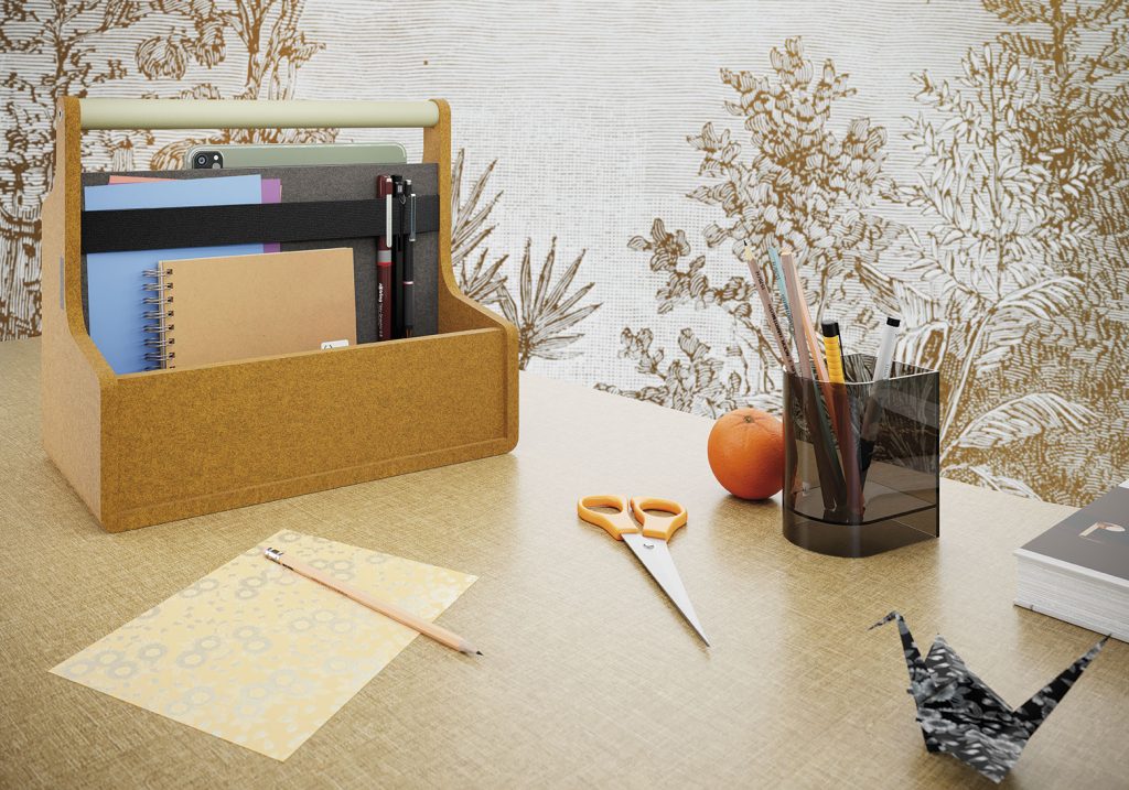 Bureau sur lequel est posé plusieurs éléments donc une toolbox en feutre PET de couleur jaune avec poignée thermolaqué de couleur mastic.