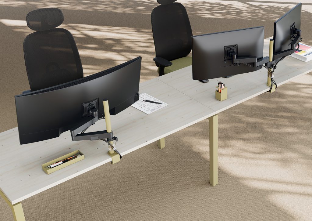 Bureau vu de dessus avec un bras simple pour écran et un bras double pour deux écrans. La colonne et la pince maintenant le bras sont en couleur mastic, accordées aux pieds du bureau et aux accessoires du bureau.