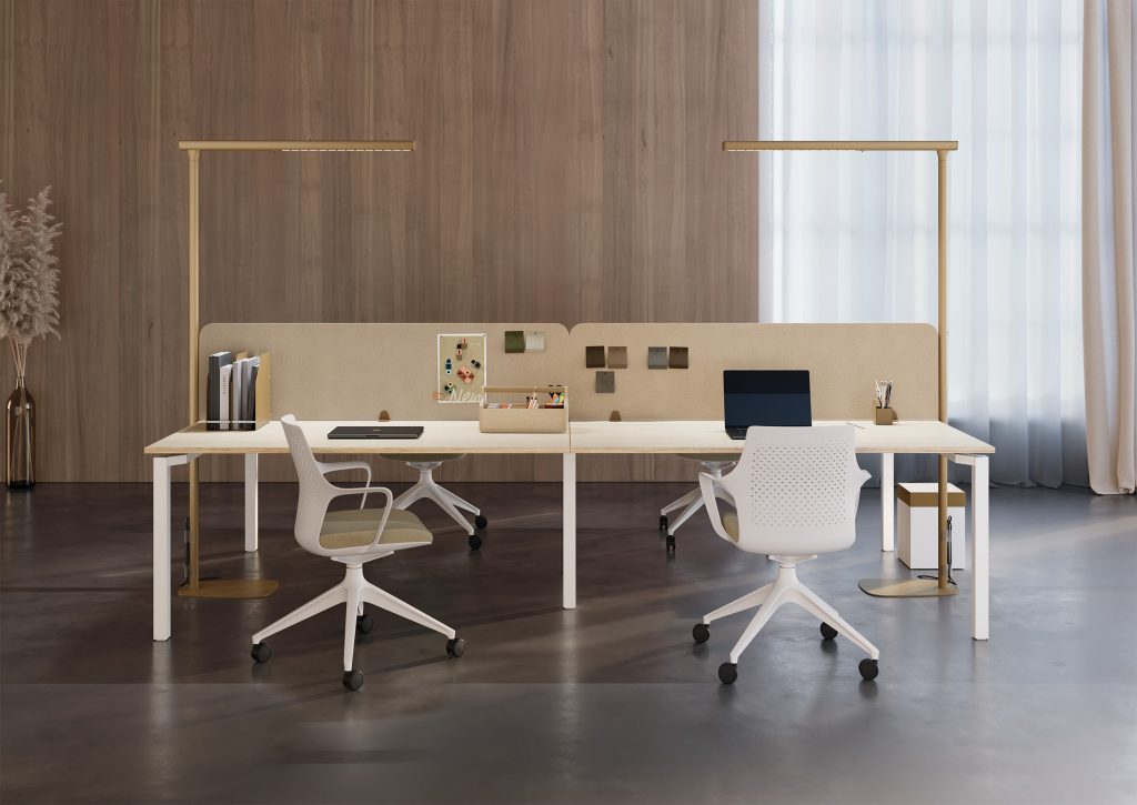Bureau avec deux lampadaires aux extrémités couvrant la surface de travail.
